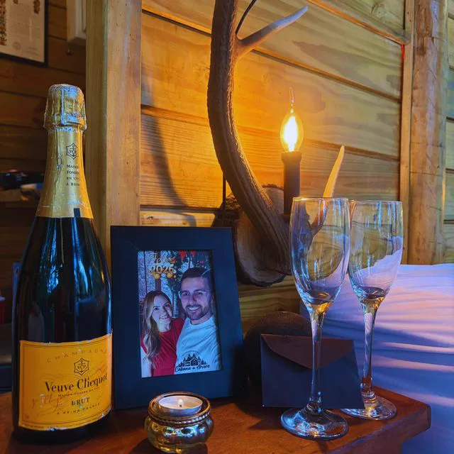 Decoração Romântica para Casais com Pétalas e Espumante